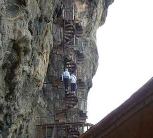 Schmale Wendeltreppe zu den Wolkenmädchen