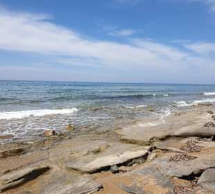 Strand mit Felsen und Sand