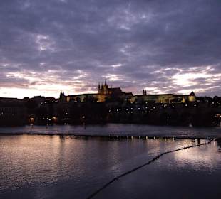 Blick auf die Brücke in der Dämmerung