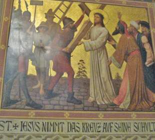 Kreuzweg / Jesus nimmt das Kreuz auf  die Schulter