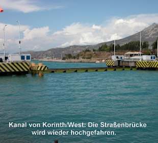 Die Straßenbrücke wird wieder hochgefahren