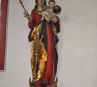 Skulpturen an den Wänden der Wallfahrtskirche