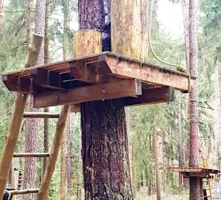 Mit Leitern der Aufstieg