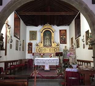 Kleines Kirchlein auf der Höhe etwa unseres Hotels.