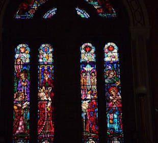 Buntglasfenster über den Vordereingängen