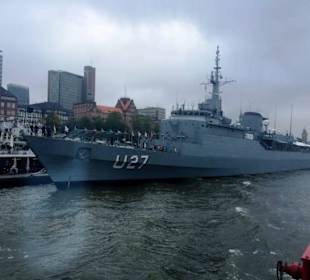 Krigsschiff im Hamburger Hafen