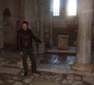 Reiseleiter in der Nikolaus Kirche