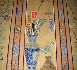 Farbenfrohe Wandmosaike aus Keramik und Glas.