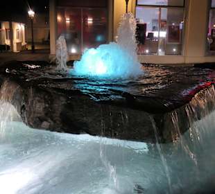 Brunnen am Leo mit „schwebender Steinplatte“