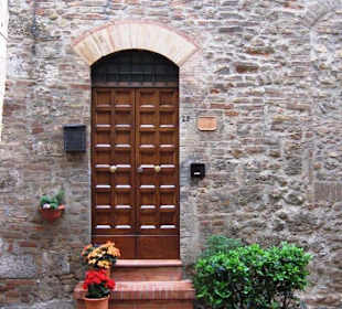 Türeingang mit zwei Hausnummern