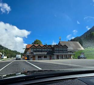 Umleitung z.Plöckenpass durch den Ort