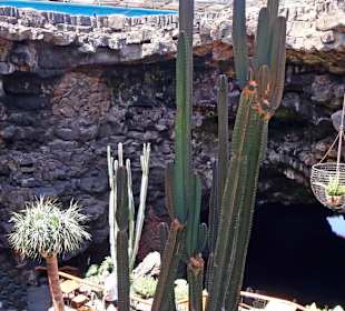 Über Treppen geht es hinunter