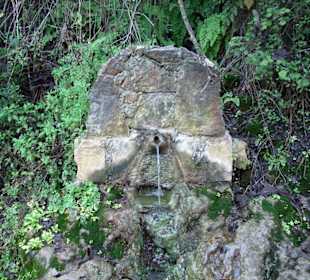 Kleiner wasserspendender Brunnen