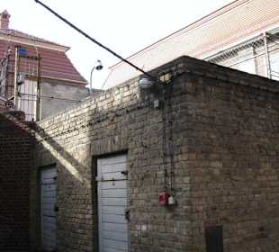 Zellen im Hof für überwachten "Freigang"