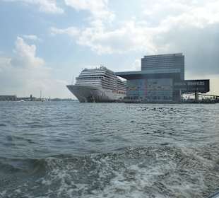 Die Rundfahrt führte auch durch den Hafen