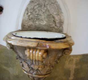 Weihwasser am Eingang
