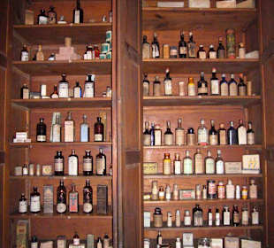 Alter Medizinschrank