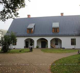 Eines der Gebäude im Komplex