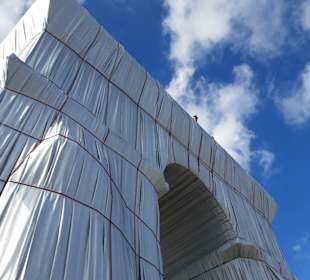 Arc de Triomphe von Christo verpackt