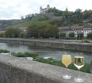 Wein und Federweißer auf der Alten Mainbrücke