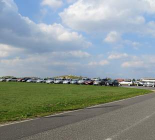 Ausreichende Parkplätze stehen zur Verfügung