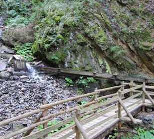 Gletscherwasser wird in einen Waal geleitet