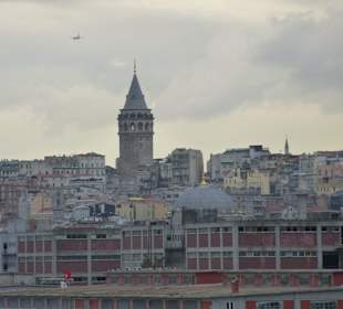 Der Galata Turm vom Hafen aus gesehen