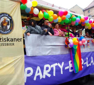 Voll lustiger Festwagen