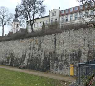 Blick zur Stadtmauer und St. Salvatorkirche