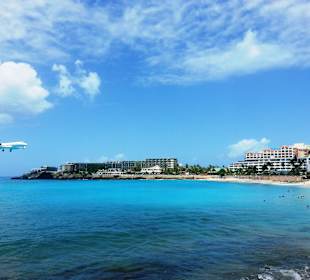 Flugzeug über dem Meer