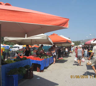 Gemüse-, Obst- & Kleidungsmarkt wochentlich