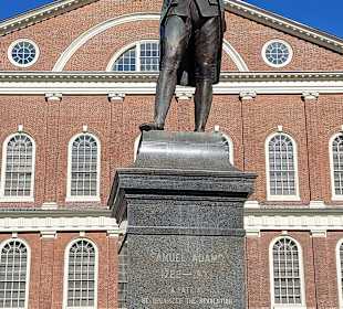 Statue von Samuel Adams neben dem Tap Room 
