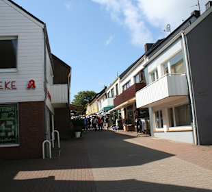 Jedna z uliczek z apteką w tle na Helgoland