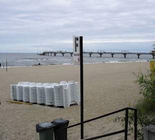 Strand im September mit Seebrücke