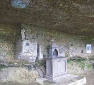 Kirche unter dem Felsüberhang