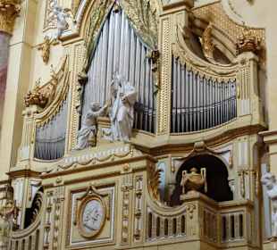 Orgel im Mittelschiff der Abteikirche