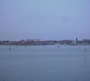 Blick vom einlaufenden Schiff auf Hafen & Kurhaus