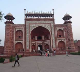 Im Gelände des Taj Mahal