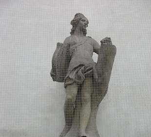 Sochy ve Valdštejnské zahradě