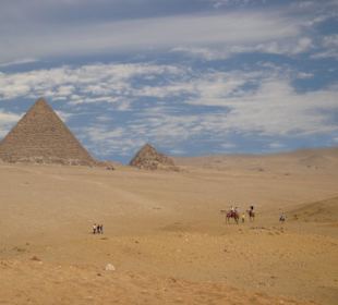 Blick auf die Pyramiden und Sahara