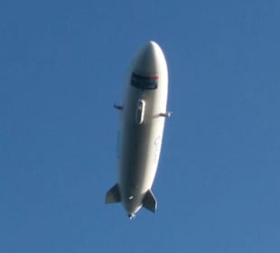 Zeppelin über dem See