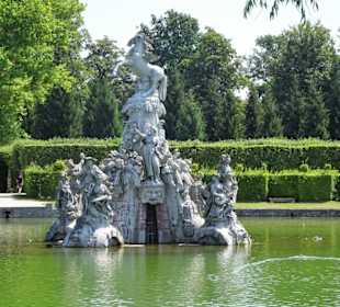 Fontaine im Rokoko-Garten des Schlosses