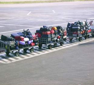 Koffer auf dem Weg zum Flugzeug