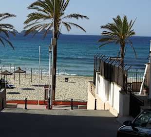 Blick vom Boulevard auf den Strand