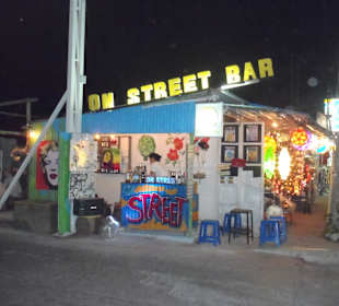 On Street Bar bei Nacht