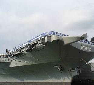 Die USS Intrepid im Hudson River