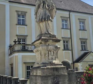 Brücke über den Wassergraben