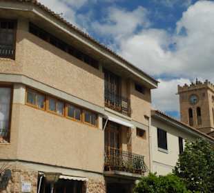 Hinter den Häusern die Kirche