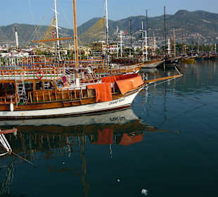 Mit dem Schiff rund um die Festung