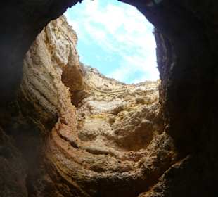 Blick aus einer Grotte nach Oben
